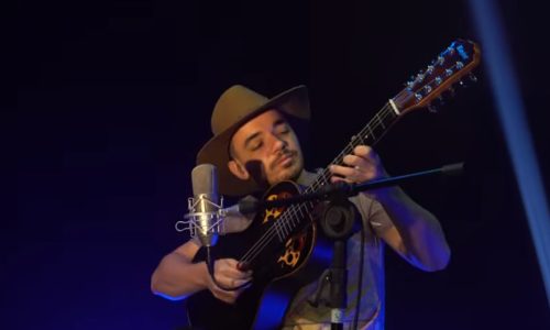 Apresentação do músico Fabinho da Viola com a Lei Aldir Blanc