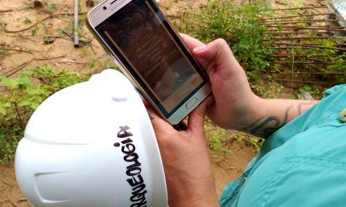 Cláudia Queiroz, arqueóloga da Fundação Cultural, realizando o monitoramento arqueológico na obra de construção da Terceira Ponte